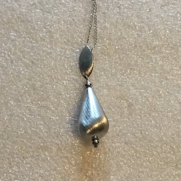 Sarah Coventry necklace w/ swirling pendant - Picture 12 of 12